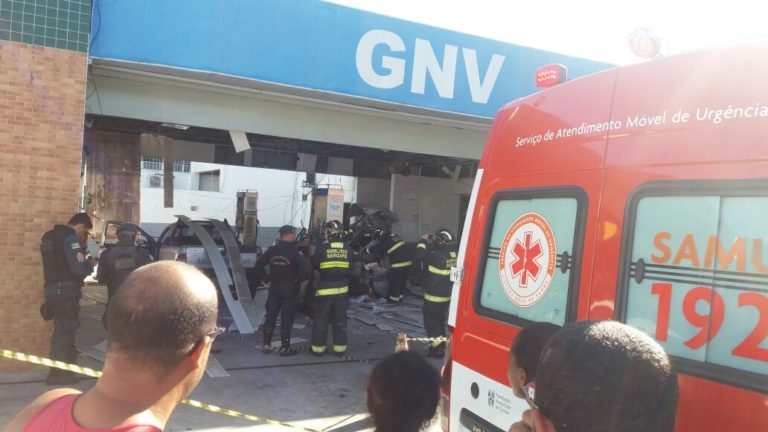 Explosão em posto de combustíveis deixa dois feridos