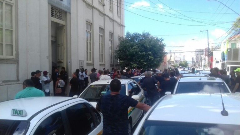 Taxistas realizam protestos na capital