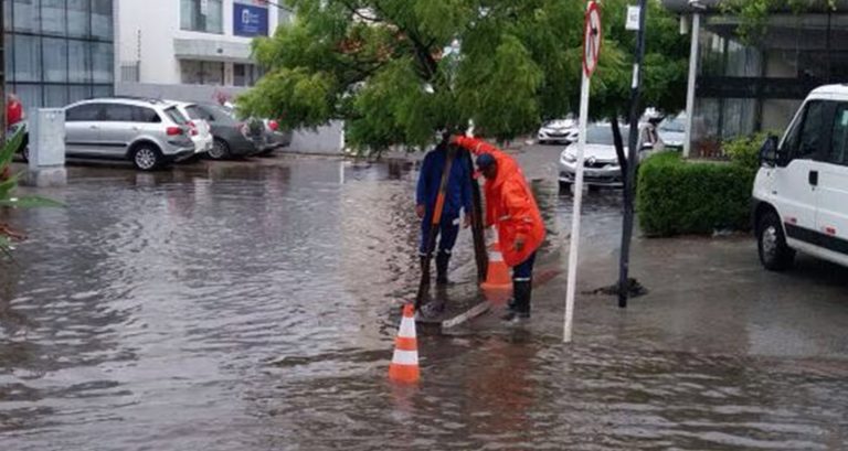 Emurb mobiliza equipes para atuar em pontos alagados
