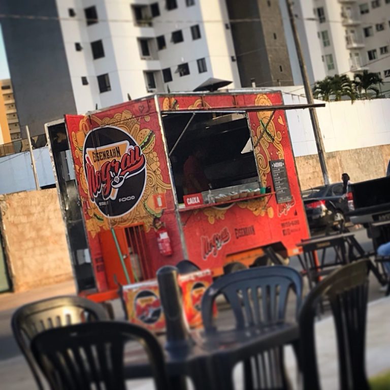 Comerciantes iniciam regularização de food trucks