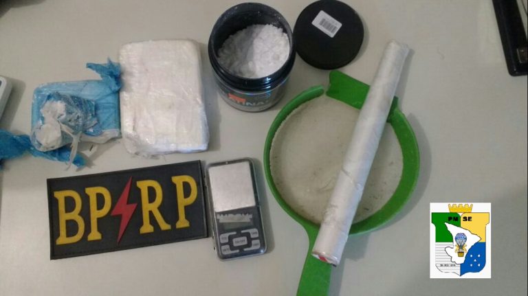 Dupla é presa com drogas no bairro São Carlos