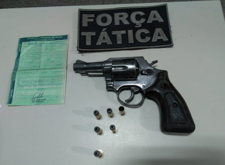 Força Tática prende dupla com revólver
