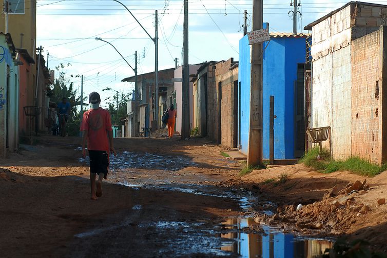 Pobreza atinge mais de 40% dos brasileiros com até 14 anos