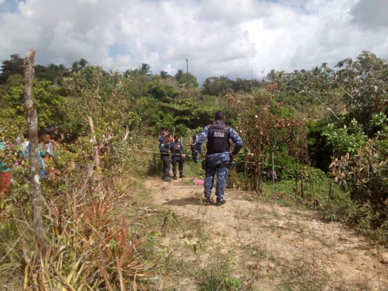 Mulher é encontrada morta a golpes de faca
