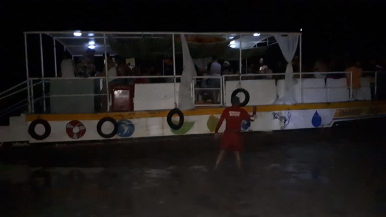 Bombeiros resgatam tripulantes de catamarã encalhado