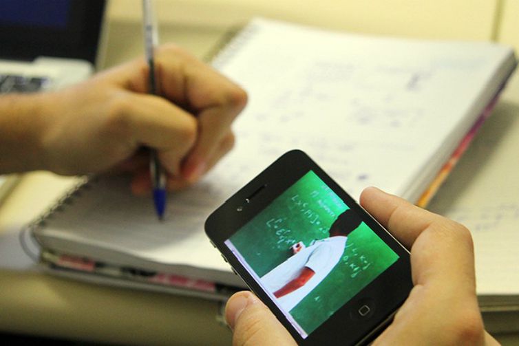 Ensino a distância cresce, mas gera desconfiança