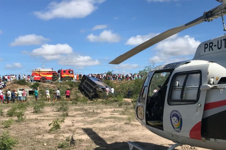 Capotamento de ônibus deixa dois mortos e mais de 20 feridos