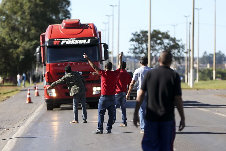 Protesto dos caminhoneiros deve ser suspenso por 15 dias