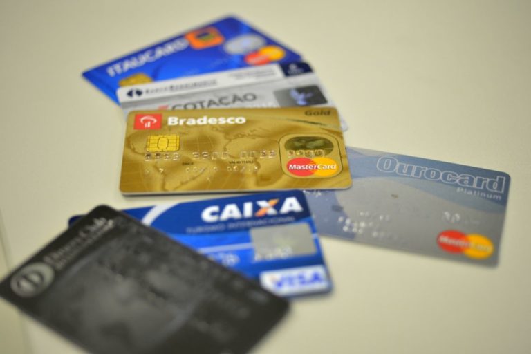 Caem juros do cartão e do cheque especial