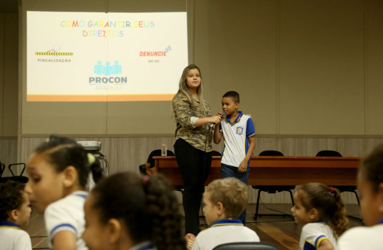 Procon Aju realiza projeto em escolas