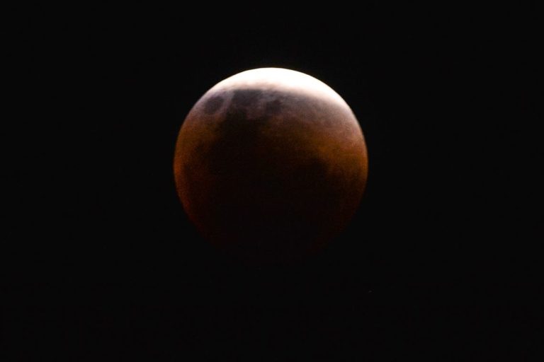 Maior eclipse total da Lua do século 21 ocorre hoje