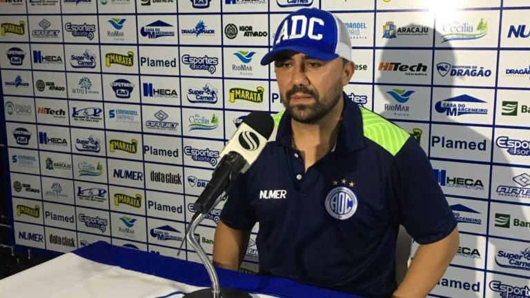 Confiança demite técnico Luizinho Lopes
