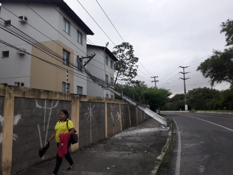 Carro bate em poste que cai em condomínio