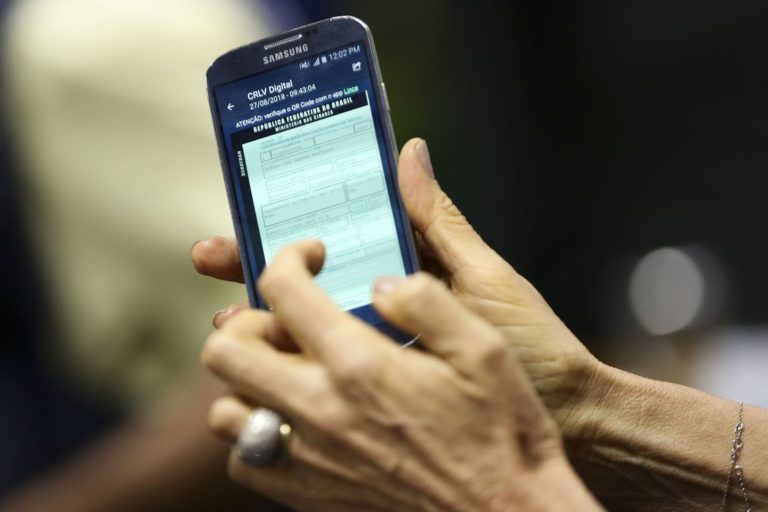 Denatran libera versão digital do CRLV