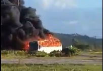 Ônibus escolar pega fogo em rodovia estadual