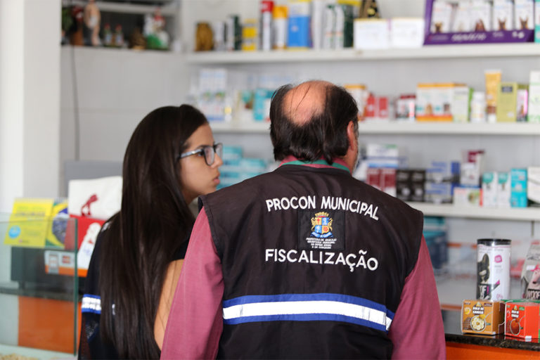 Procon apreende mercadorias vencidas em Pet Shops da capital