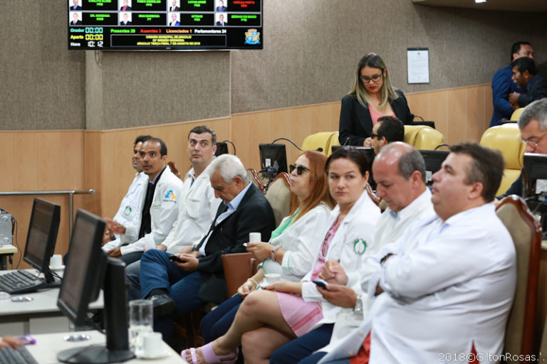 Médicos vão à CMA cobrar reajuste salarial