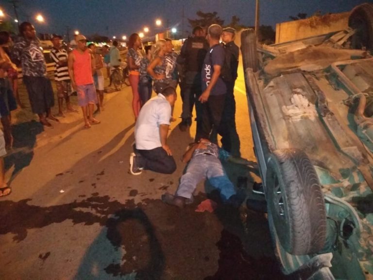 Veículo com equipe de candidato a deputado capota em Aracaju