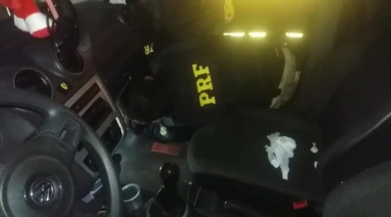 PRF prende foragido da justiça que transportava drogas em painel de carro
