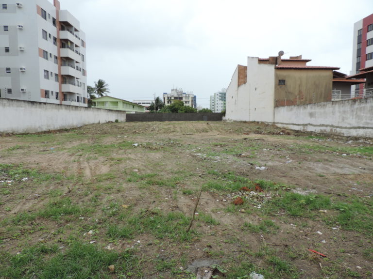 Sema fiscaliza terrenos abandonados na capital