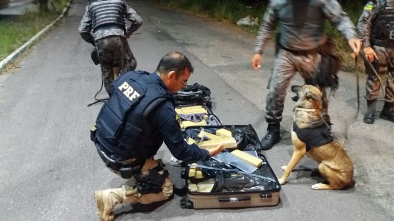 Ação conjunta da PRF e PM apreende mais de 67kg de macona