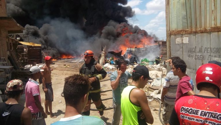 Incêndio atinge depósito de recicláveis