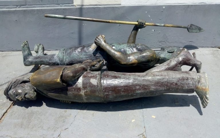 Mulher é presa depois de danificar estátuas na Orla