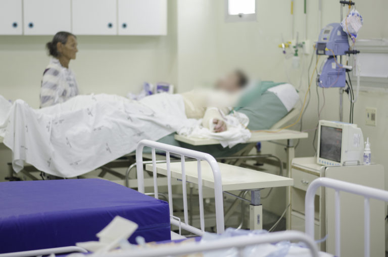 Paciente submetido a transplante de pele recebe alta médica