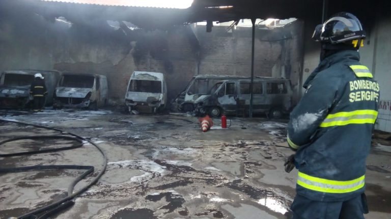 Incêndio em galpão destrói veículos
