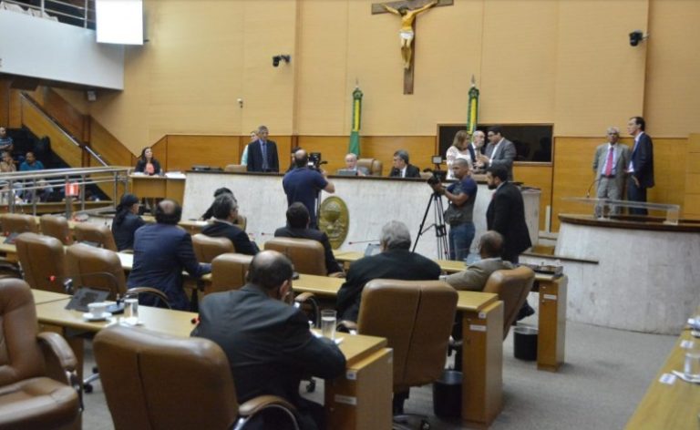 Na última sessão legislativa do ano, deputados aprovam orçamento de 2019