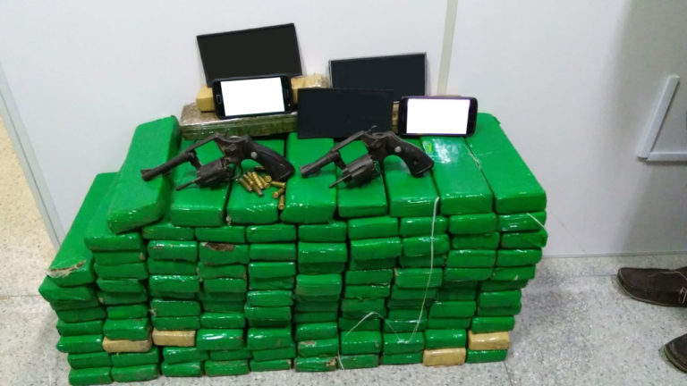 Casal é flagrado transportando 100 kg de maconha prensada