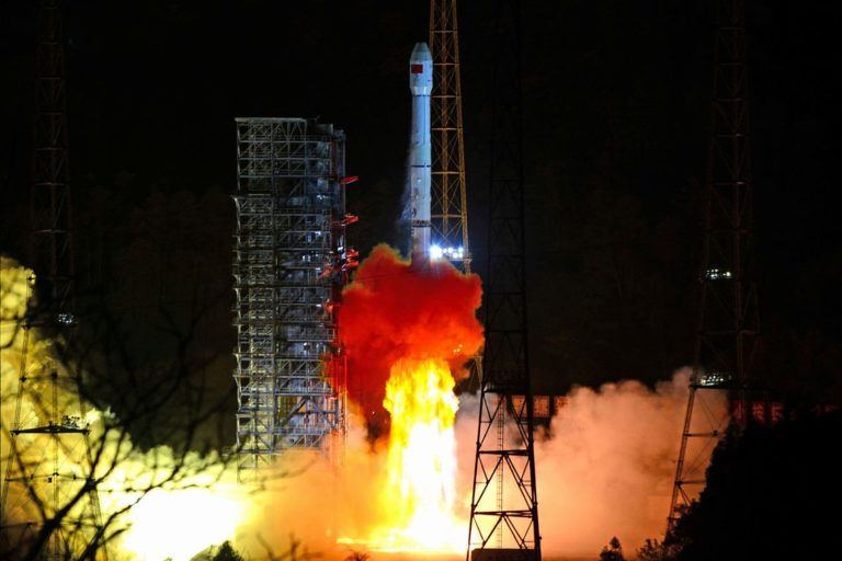 Sonda chinesa faz pouso suave no lado escuro da Lua
