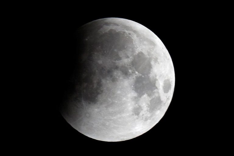 Estudo diz que Lua tem muito mais água