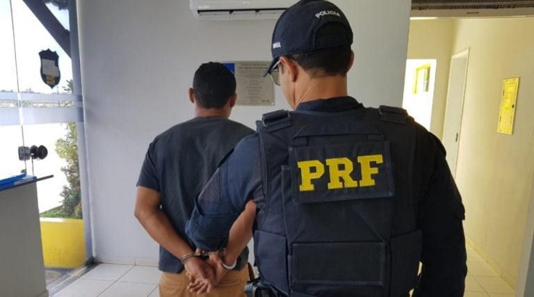 PRF detém passageiro com mandado de prisão em aberto