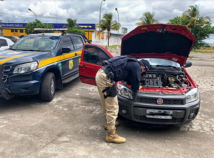 PRF recupera veículo com registro de furto na BR-235