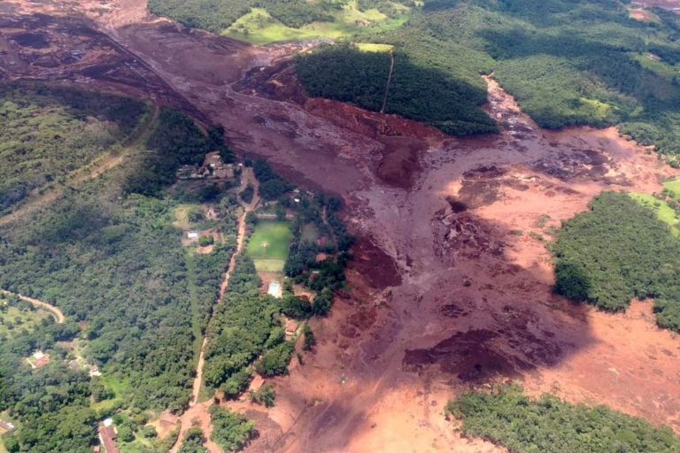 Cerca de 200 pessoas estão desaparecidas após barragem se romper