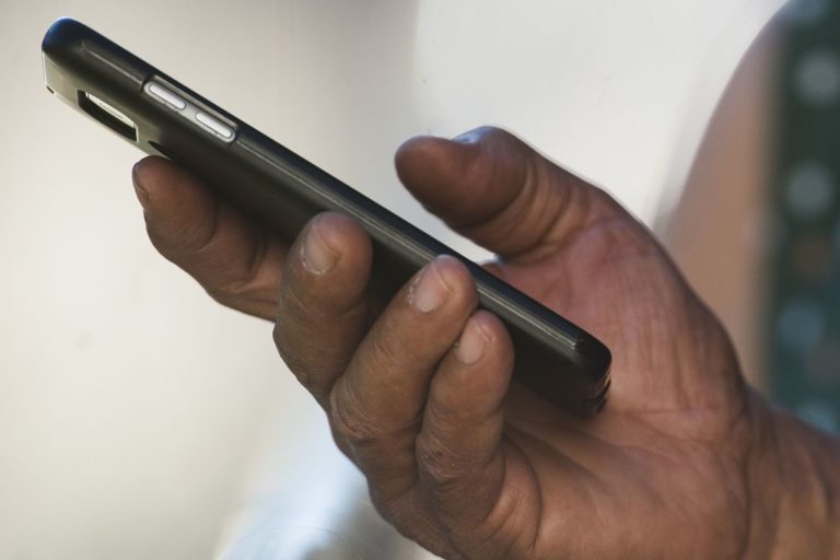 Bloqueio de celulares irregulares começa no dia 7