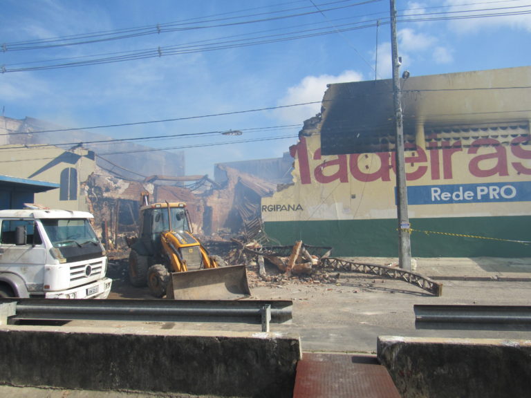 CBM inicia perícia no local do incêndio da madeireira