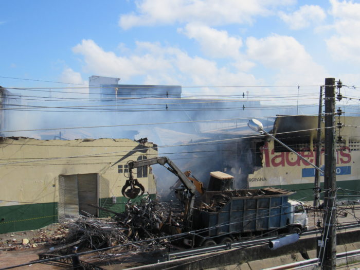 Vizinho relata demora do Corpo de Bombeiros para conter incêndio em madeireira