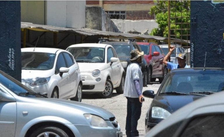 Vergalhão da obra de reforma da Alese despenca e atinge veículo