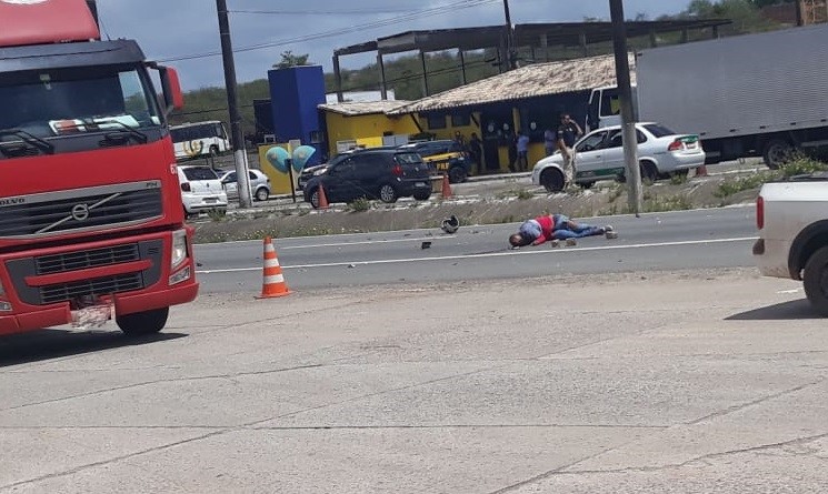 Motociclista morre após colisão com caminhão