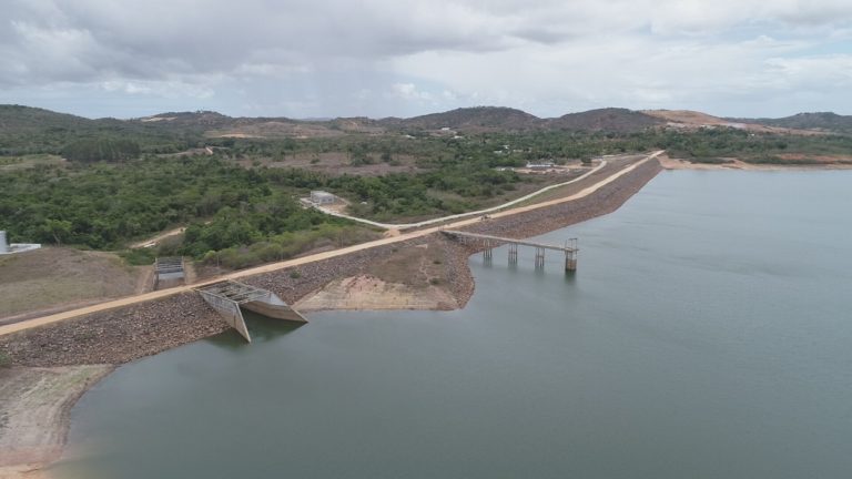 Moradores denunciam vazamento e temem rompimento da barragem do Poxim