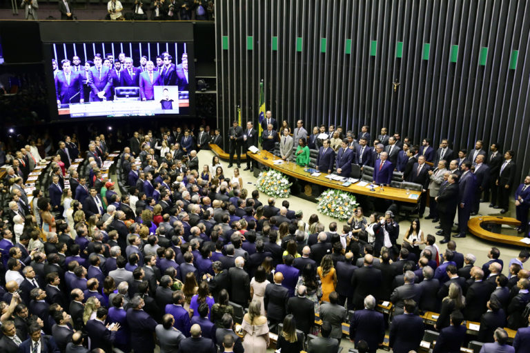 Deputados federais tomam posse em Brasília