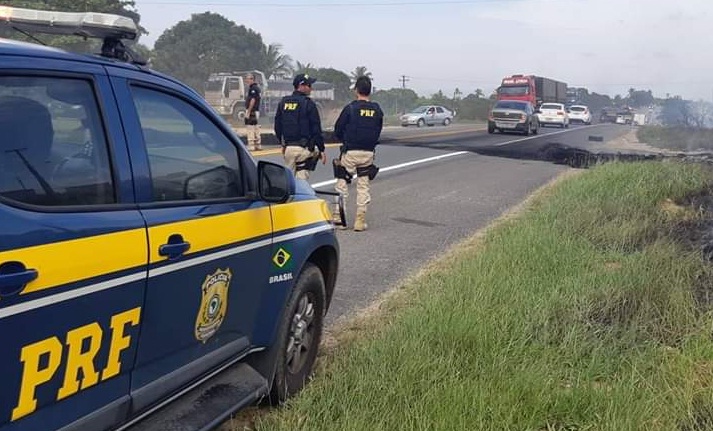 Manifestantes liberam BR-235 após 2h de bloqueio