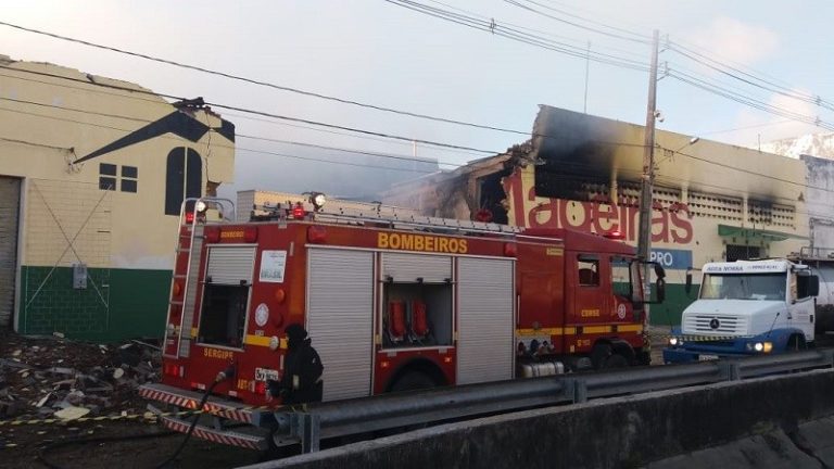 Bombeiros fazem rescaldo em área de madeireira
