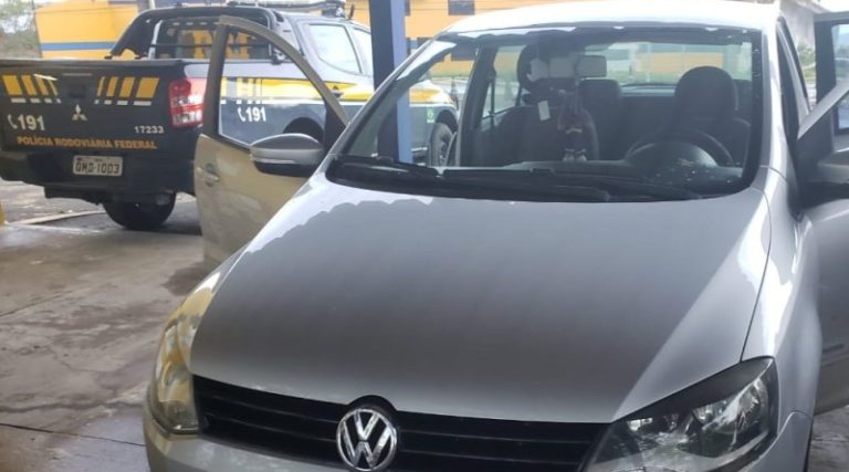 PRF recupera carro roubado em Aracaju