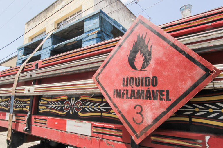 Defesa Civil retira ácido cianídrico de oficina