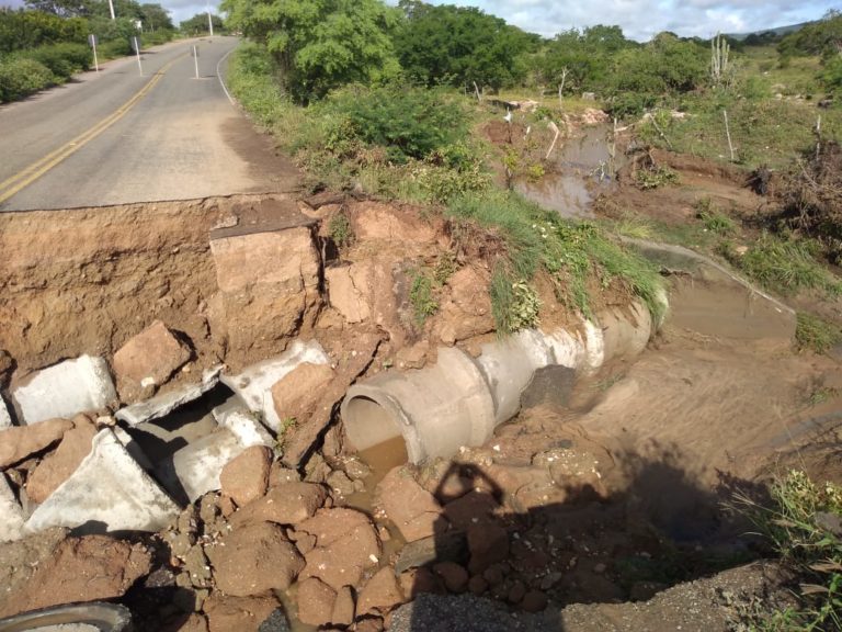 Trecho da rodovia SE-315 cede após enxurrada