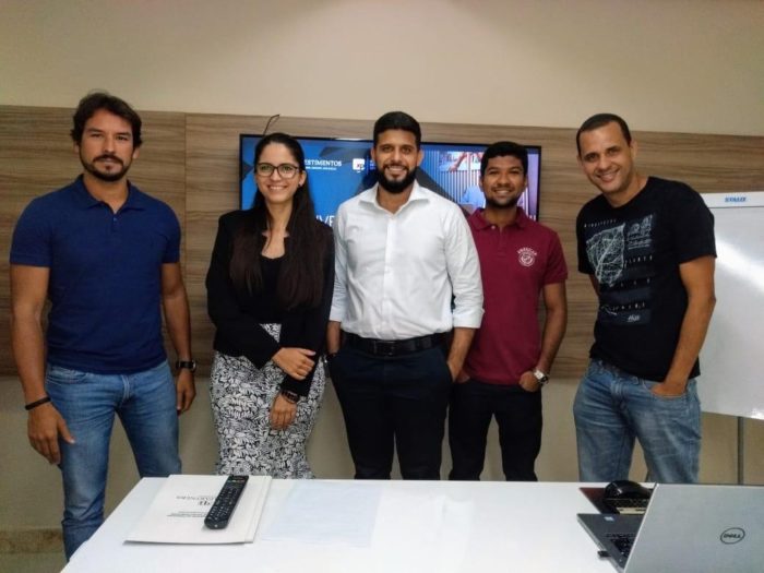 Curso ensina pessoas a se tornarem investidoras