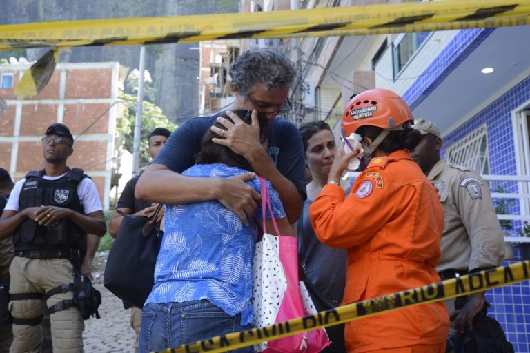 Sobe para dez o número de mortos em desabamento no RJ